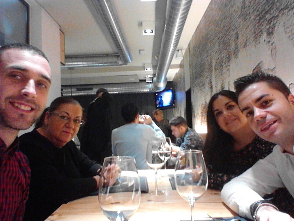 mariju1979's tweet photo. “@ikerkmg: Con la familia política. #mencanta http://t.co/QQZezgcceT”tu si q nos encantAs cuñi!!!!!😙😙😙😙