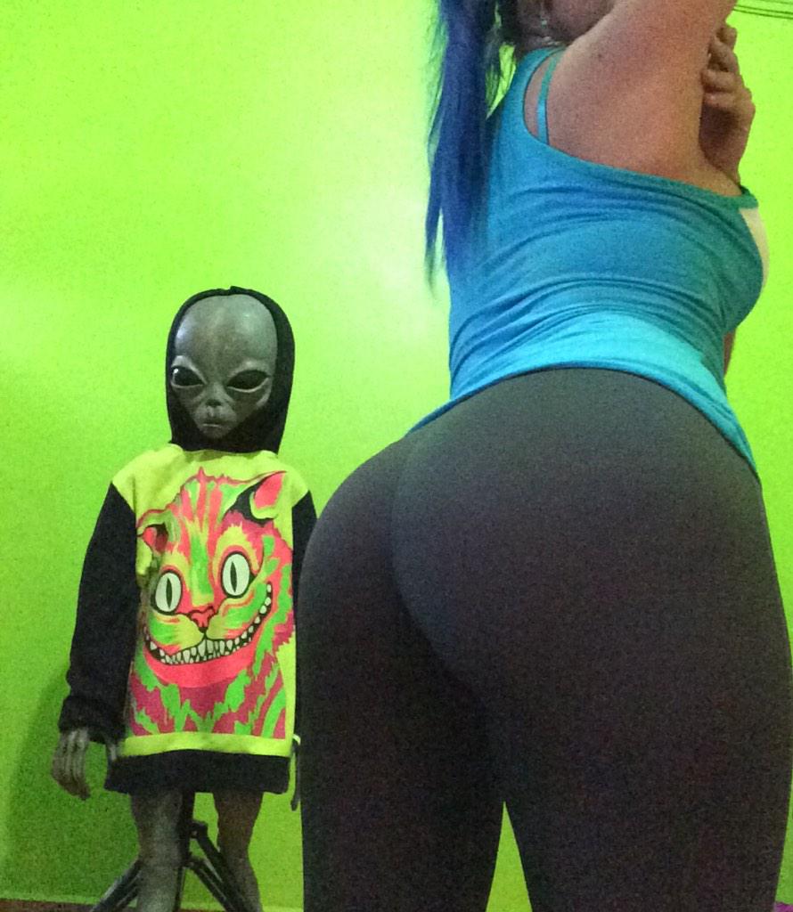 AlienDeLuna's tweet photo. Aquí tranqui viéndole el delicioso culito a LUNITA 

👽👍 http://t.co/S4WY2ZQaZQ