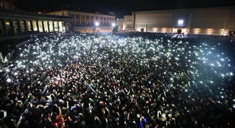 FiorellaMannoia's tweet photo. Piazza Del Plebiscito stasera. " E si chest nunn'è amore"... http://t.co/V7hnrihGtm
