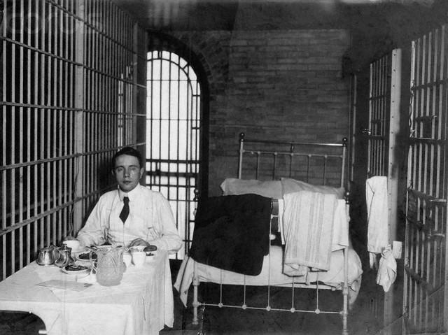 ThawHarry's tweet photo. Livin' it up in prison #thuglife #diditforthewife http://t.co/4L72hJMKdd