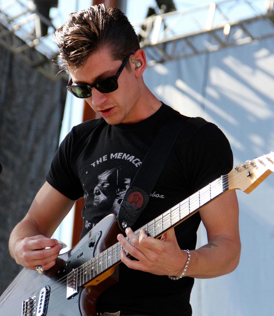 Rt if you wish a Happy Birthday to 
Alex Turner 
Lead singer of Arctic Monkeys 