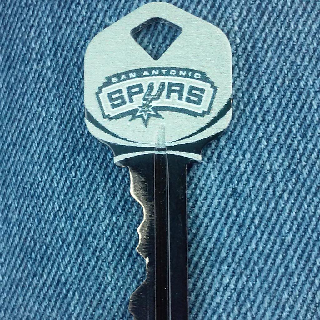 claudy304's tweet photo. @spurs #1 team #GOSPURSGO #GOSPURSGO 😄😃😀🏀🏀🎈🎈🎈 http://t.co/17Kx4bgl3q