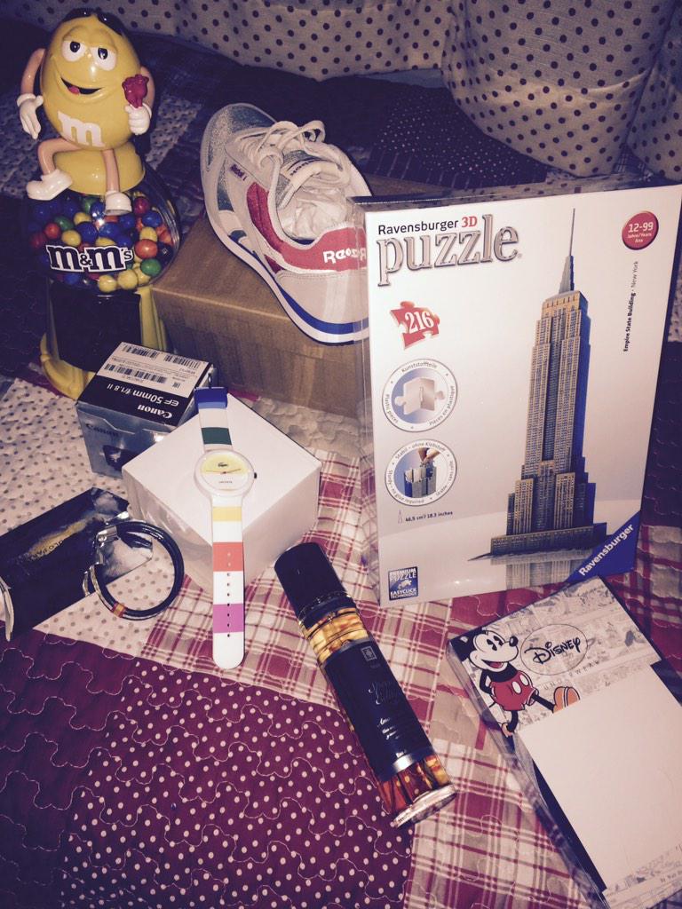 Ale91pl's tweet photo. Loqito con todos mis regalos ,me an encantado, gracias amis seres qeridosss oleeee http://t.co/70ldZBcQeB