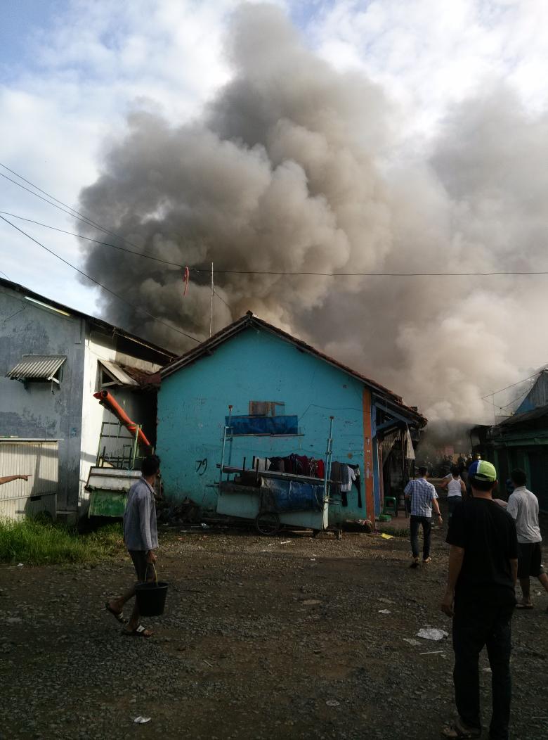 deris_D's tweet photo. kebakaran di depan pasar leuwiliang sumber api dr kompor gas, korban luka bakar serius @GoLeuwiliang @GoCibungbulang http://t.co/YCVIlPE3U5