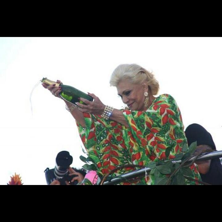 lipe's tweet image. @kon_screamo no céu não tem pão, mas descobri que tem open bar..