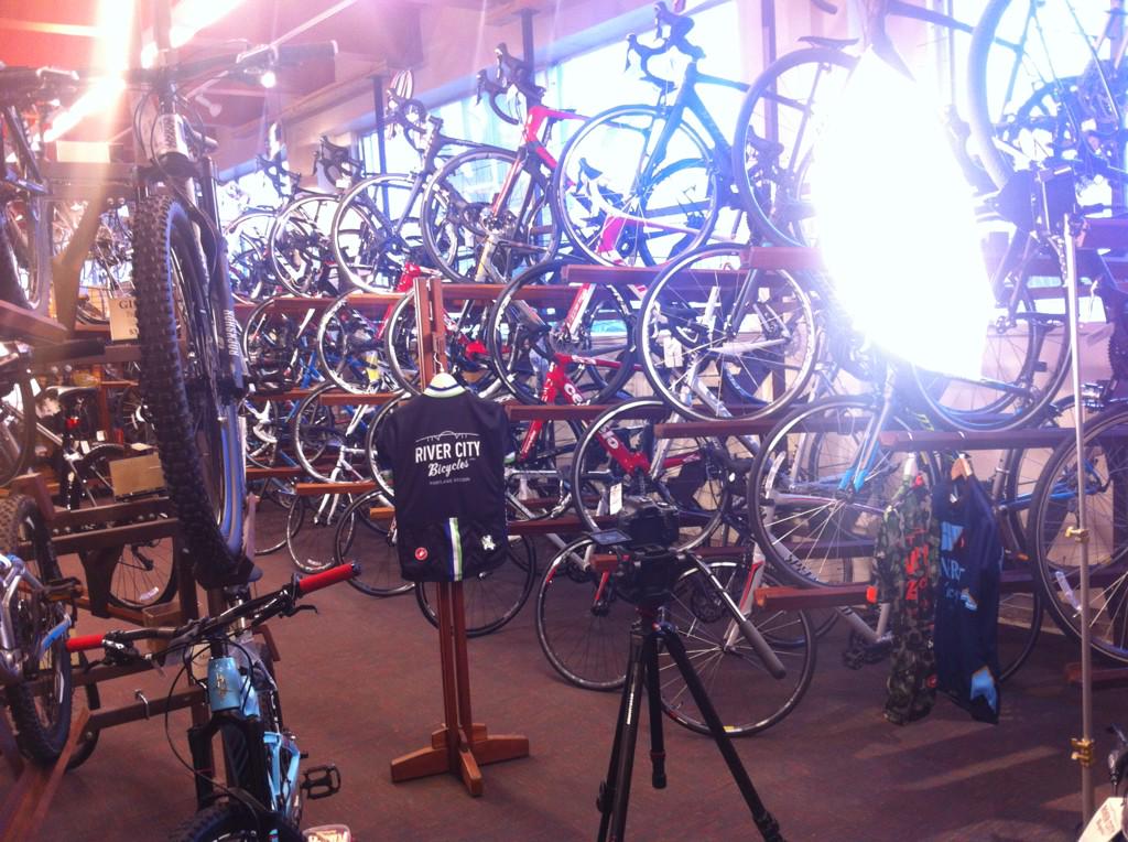 LReynoldsVideo's tweet photo. #photoshoot today @rcbpdx #behindthescenes http://t.co/vd61u7gBwG