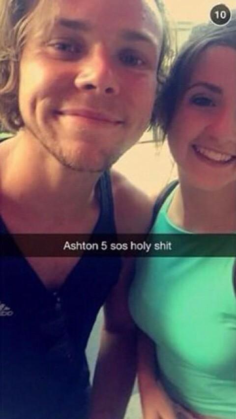 DontBoreUs's tweet image. Ashton on a fans snapchat story!