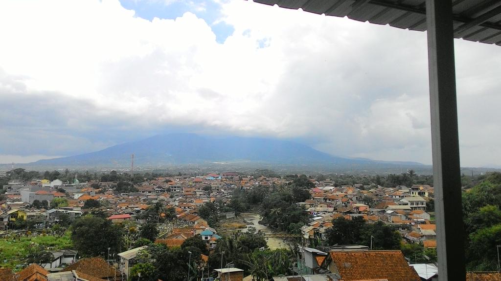 Pemandangan gng. Salak jam 14.45 <a href="/GumatiCafe/">Gumati Cafe & Resto</a> paledang,  bogor.. Enjoy ure time for eat &amp; leisure <a href="/GumatiCafe/">Gumati Cafe & Resto</a>