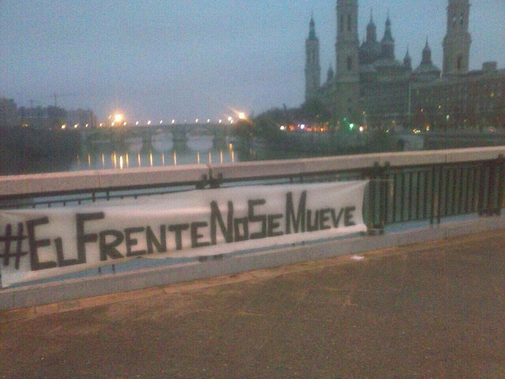 FA82Oficial's tweet photo. Puente del pilar, Zaragoza #ElFrenteNoSeMueve http://t.co/wJjI4uBdRd