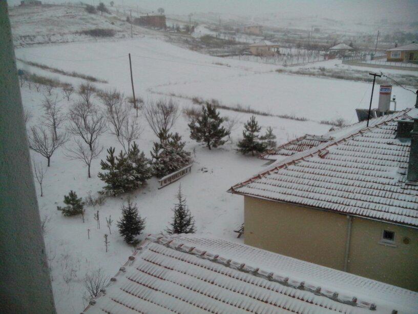 senesturkay's tweet photo. #HerYerdeKarVar Ankara da 20 cm kar var http://t.co/EBerhabEmz
