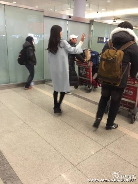 [PIC][07-01-2015]YoonA xuất phát đi Hàng Châu - Trung Quốc để quay bộ phim truyền hình của cô vào sáng nay B6upMy-CEAA9fWt