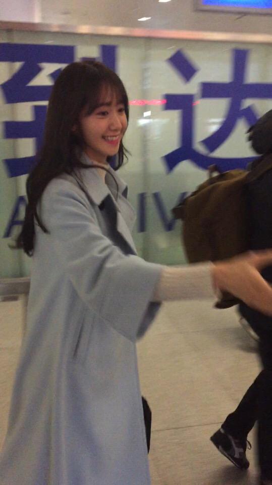 [PIC][07-01-2015]YoonA xuất phát đi Hàng Châu - Trung Quốc để quay bộ phim truyền hình của cô vào sáng nay B6uqQIqCQAAvaUA