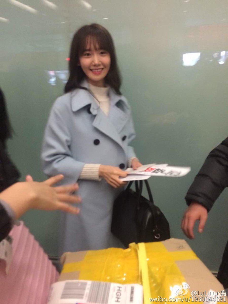 [PIC][07-01-2015]YoonA xuất phát đi Hàng Châu - Trung Quốc để quay bộ phim truyền hình của cô vào sáng nay B6uqYlSCQAAvkpt