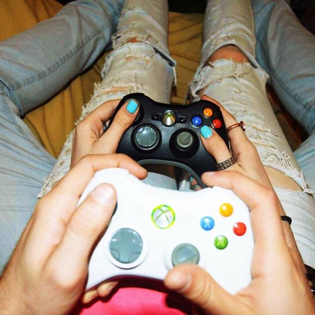 Novios_es's tweet image. Así contigo jugando Call Of Duty Black Ops II 👌😳