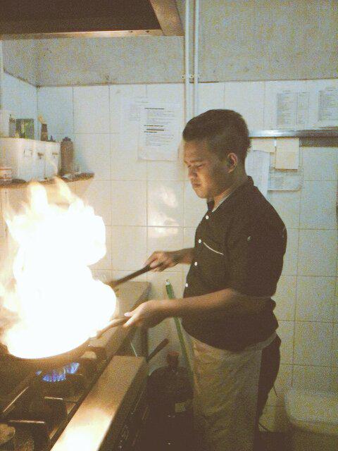 Teriakanklowor's tweet photo. flaming di kitchen :D http://t.co/7WT0rvvS2X