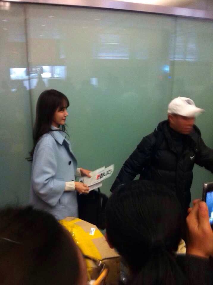 [PIC][07-01-2015]YoonA xuất phát đi Hàng Châu - Trung Quốc để quay bộ phim truyền hình của cô vào sáng nay B6uu1N_CEAALyV4