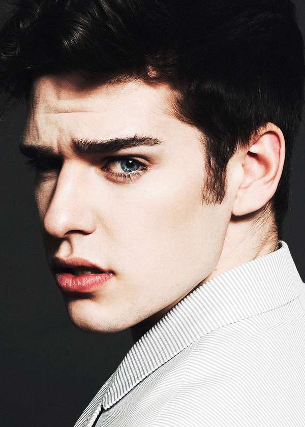 Александр русик модель. Парень брюнет с голубыми. Парень с голубыми глазами. Парень брюнет с голубыми. Смуглый брюнет с голубыми глазами.