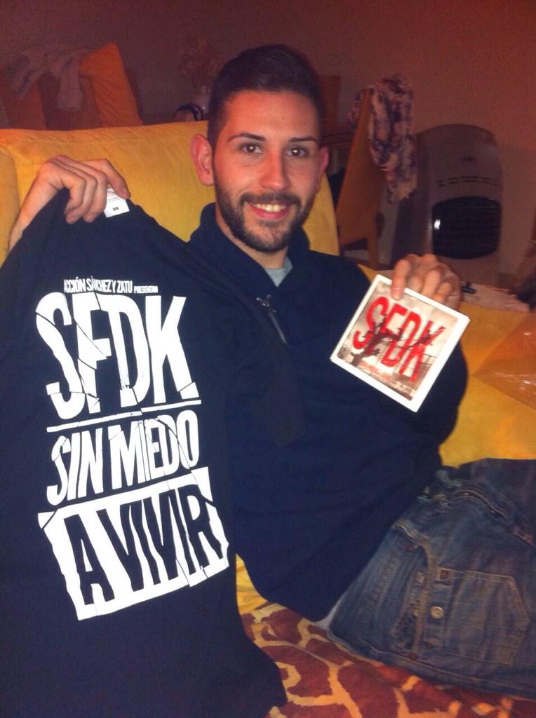 JuanittoMF's tweet photo. Regalazo de los"reyes" @RaquelitaAndres muchas gracias por este discazo de @yozatu y además firmado y camiseta jujuju http://t.co/iCfSjxPbiB