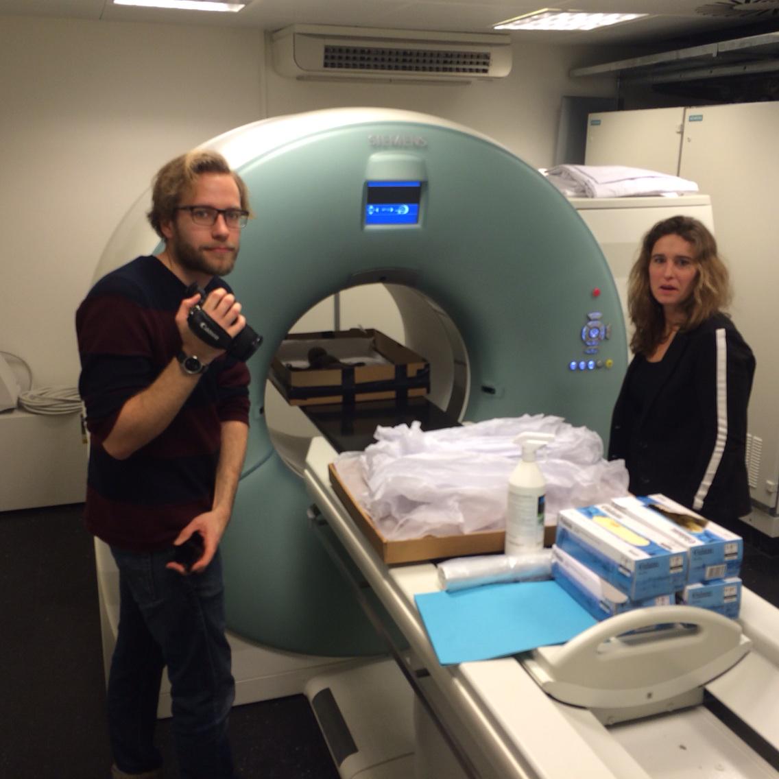 MrMuseIon's tweet photo. Documentation of the CT-scanning of the conjoined twins @museumgoggles @nagerdes #medmus http://t.co/w8rDf7eDMf