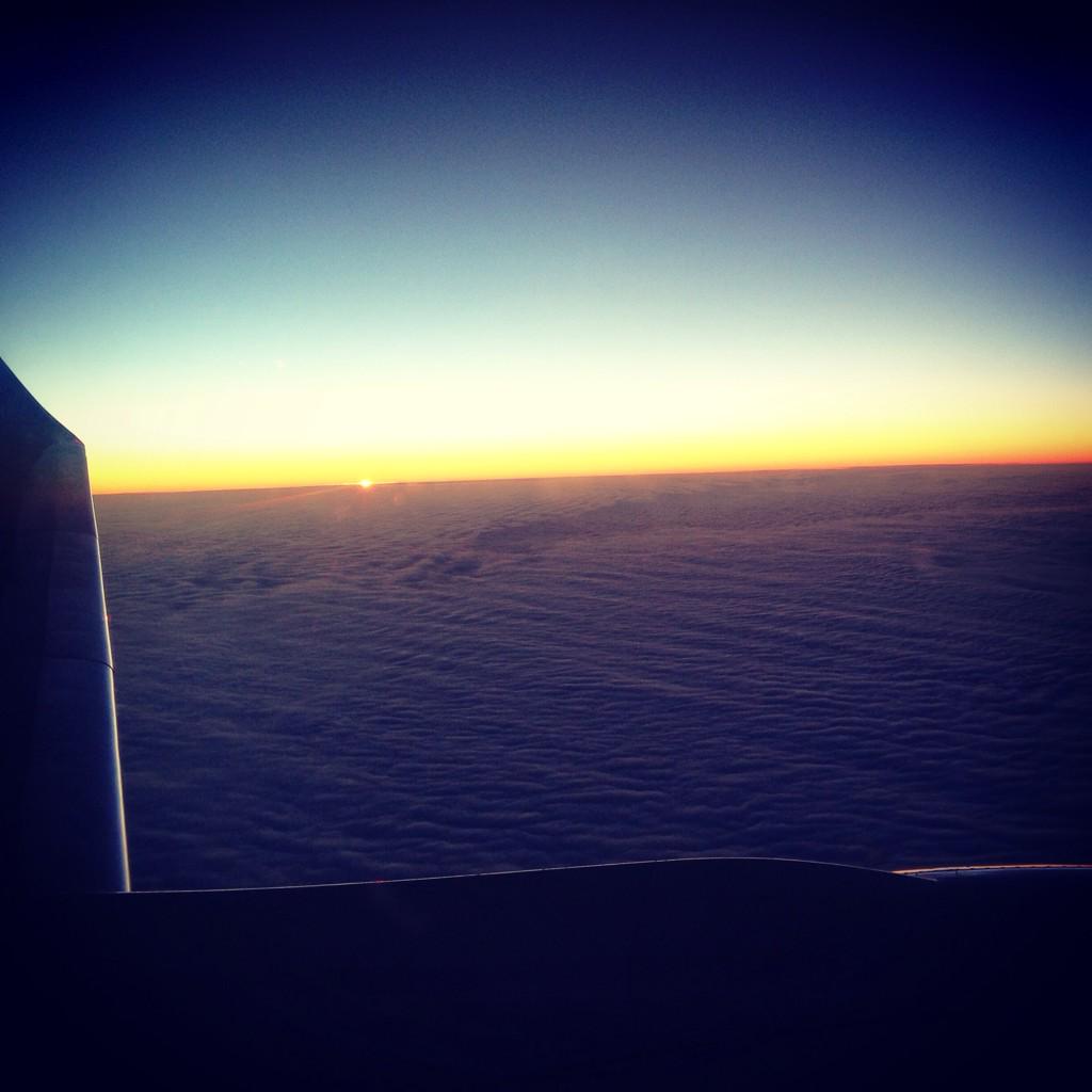 oshroeva's tweet photo. Changing timezones🌅✈ Up in the sky.. #thevanderlust @TheVanderlust http://t.co/dwN3wnp0uQ