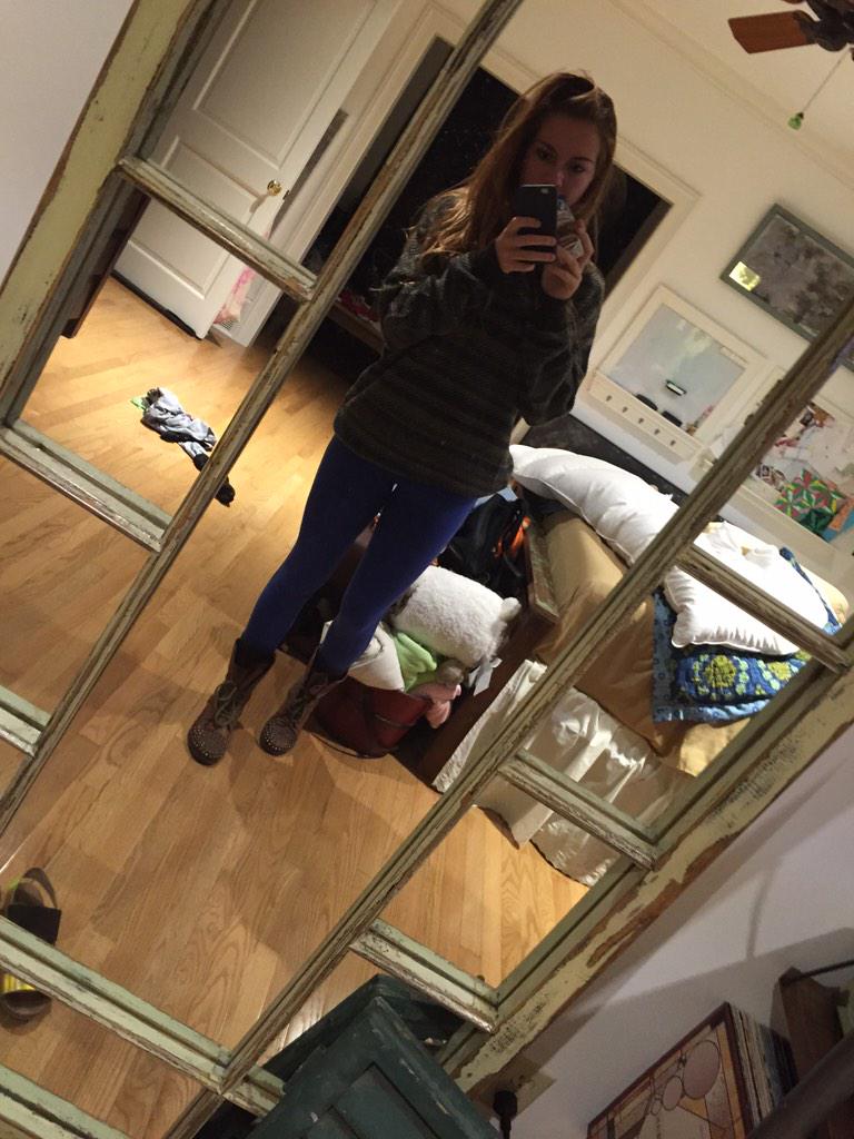 lhodgy's tweet photo. today I am almond milk and 80's sweaters and lack of showers http://t.co/XWgnNgocx7