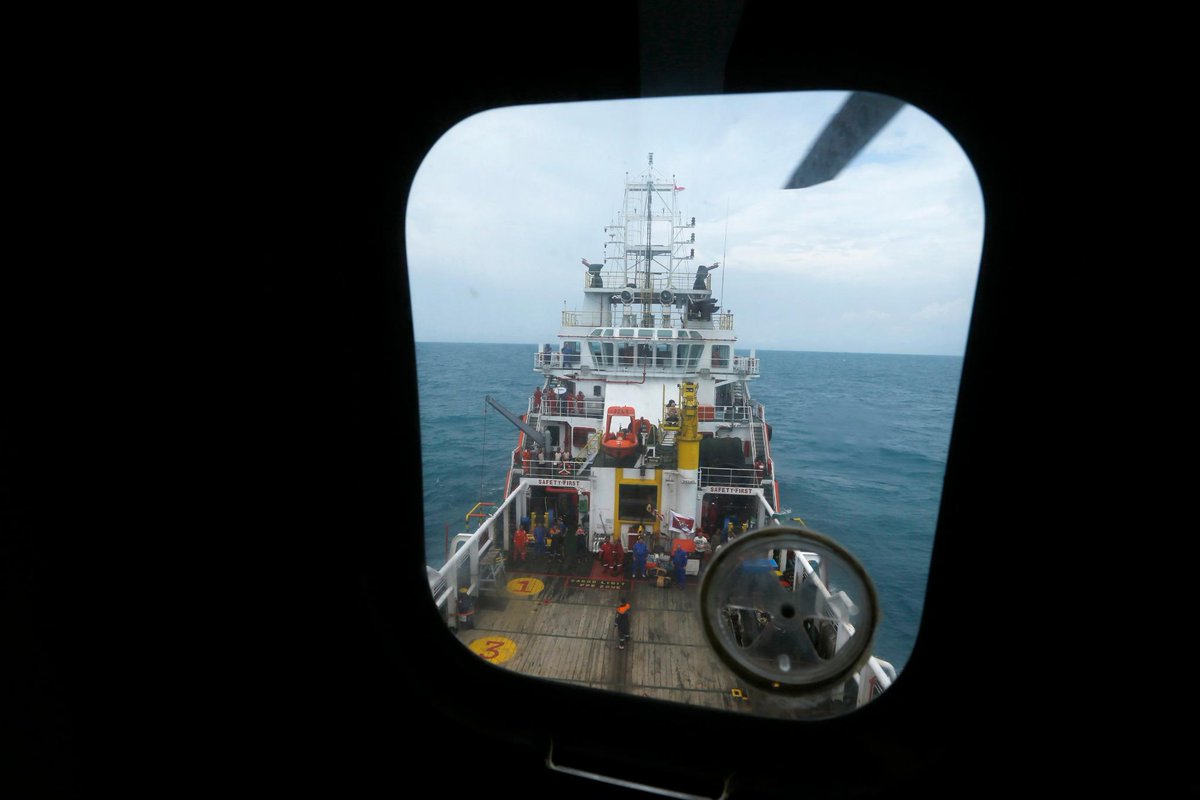 dailystarnews's tweet image. Search teams locate tail of #AirAsia aircraft which crashes in #JavaSea ow.ly/GUSX7 #QZ8501 #Indonesia