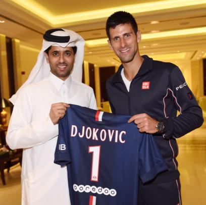 PSG_inside's tweet image. Lors de l’Open de tennis de Doha, Nasser Al-Khelaifi a offert à @DjokerNole un maillot du club floqué à son nom !