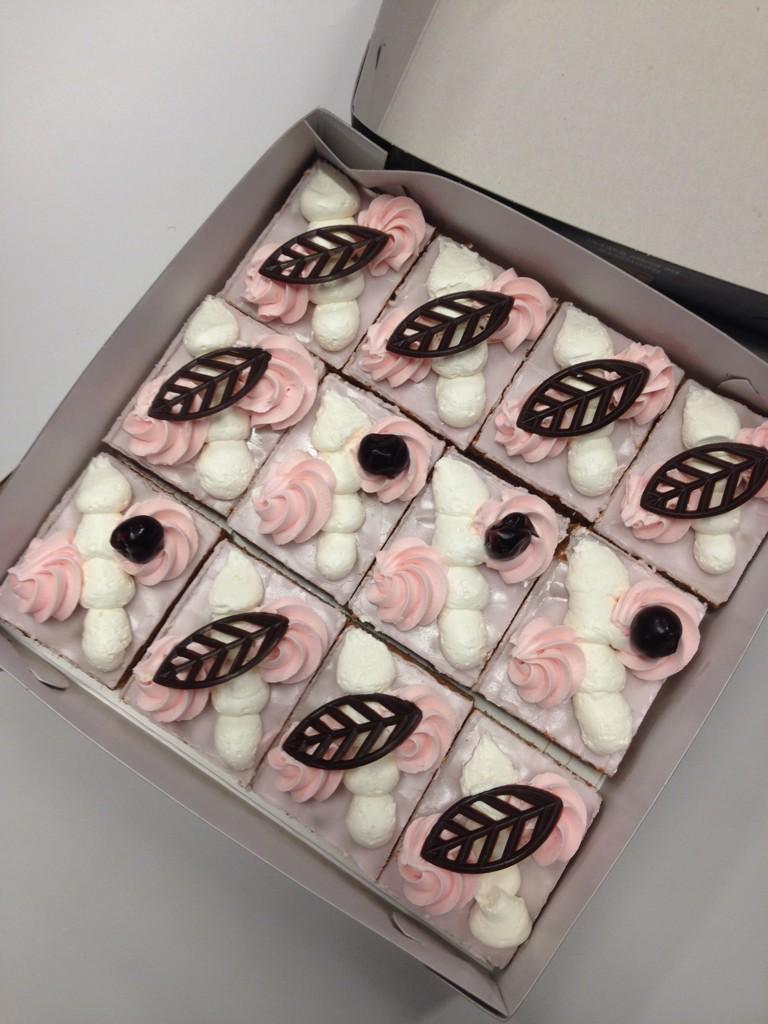 Oké, het is geen " <a href="/tryntsjenauta/">Tryntsje Nauta</a> " deze foto, maar  de oranjekoek is er niet minder lekker om <a href="/OmropFryslan/">Omrop Fryslân</a>