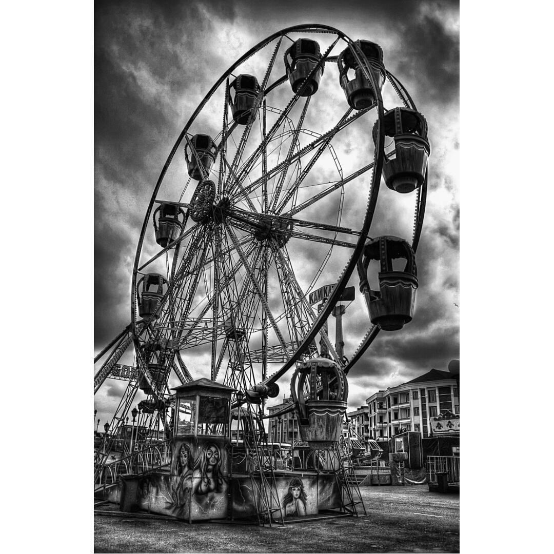 "terk edilmiş bir nefes gibi
bir lunaparkın
boyası dökülmüş dönme dolabında
anılar
geçiyor gözlerimden"