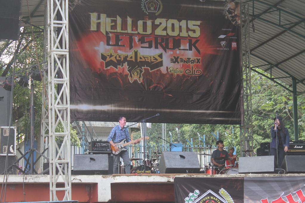 luxury_id's tweet photo. action on stage "petttjjjaaaaahhhhhhhhh" http://t.co/qIZWFiLOKU