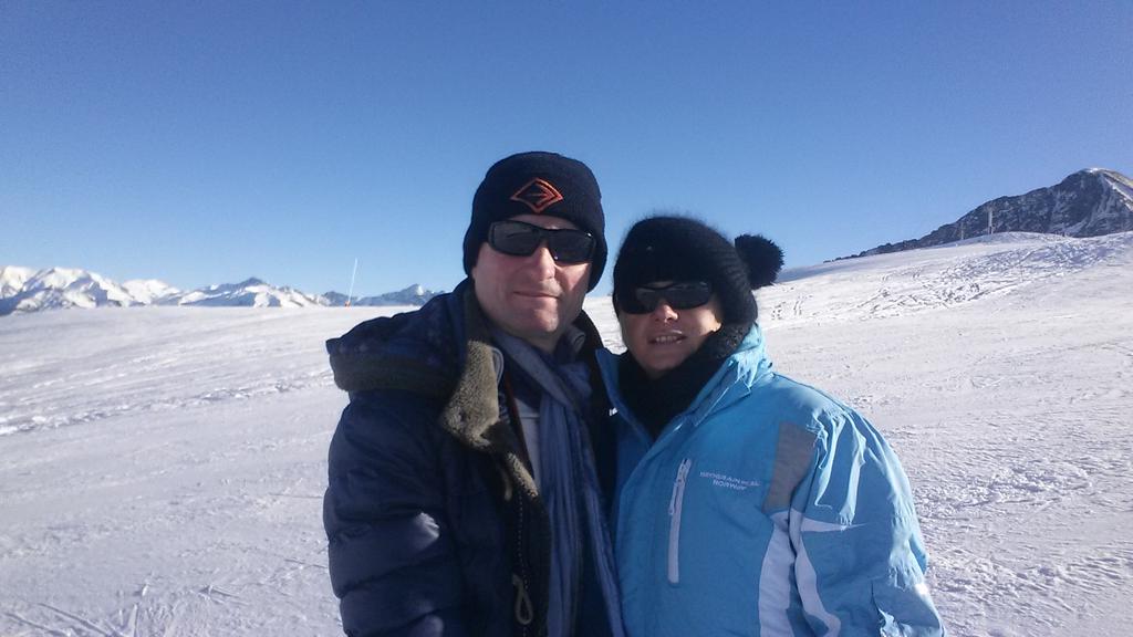 vadrouilleurs's tweet photo. Petit #selfie dans le domaine skiable @LesSybelles sur les hauteurs de @SaintJeandArves ... #MeShot #cc @XSories http://t.co/s2mZe53oXE