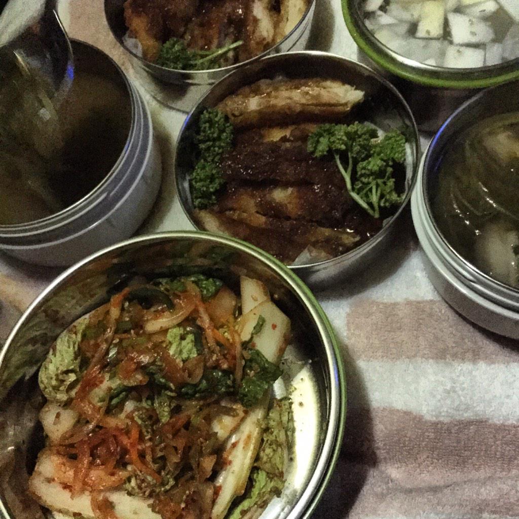 Nomadchang's tweet photo. 겉절이 돈까스 나란히 앉았다. 동치미, 고추무침 있다. 아욱국이 하얀 이밥과 어울린다. 돈까스에 아이 생각 한번, 아욱국에 엄마 생각 한번, 하얀 이밥에 아내 생각 한번. 음식만든 형수님 생각 한번. 밥먹다 http://t.co/JszKrx4SjM