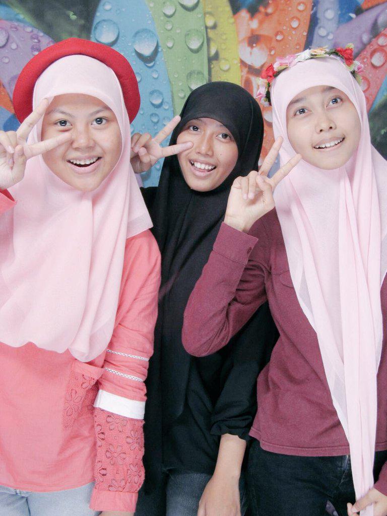 delimaygm's tweet image. #FunTime2015 #FunPhoto #friendzone #F3 Be with you all, I'm happy girls ;;)