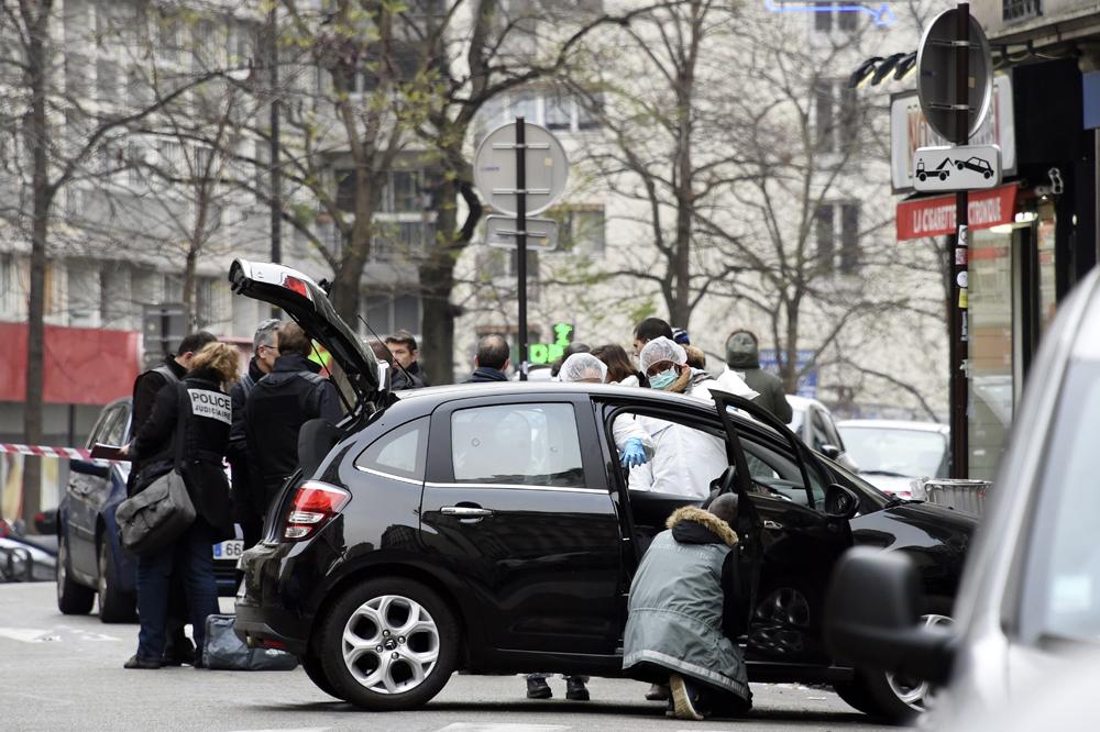 SkyNews's tweet photo. Gunmen who shot dead 12 people at #CharlieHebdo's Paris HQ have abandoned their getaway car. http://t.co/c05qiB7eIu http://t.co/kMnMig3B1s