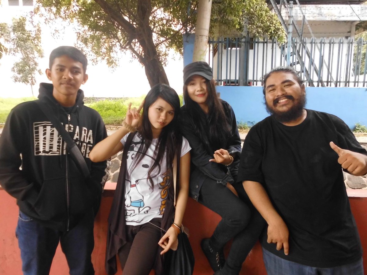 luxury_id's tweet photo. "We are Small Family" http://t.co/UAZKzsgzon