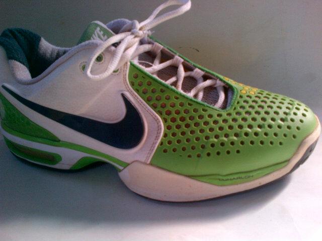 FredNabbimba's tweet photo. Original Nike tennis shoes. Size 44. Call 0771-648184. #FreeDelivery http://t.co/v5VJkOvKrx