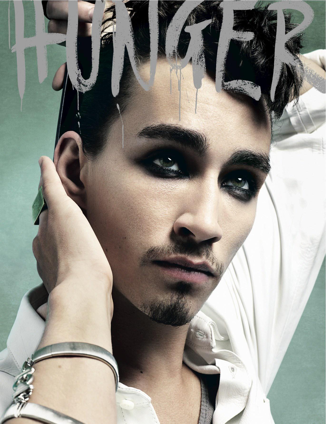 Happy birthday, Nathan con eyeliner!
Robert Sheehan (07/01/1988). 