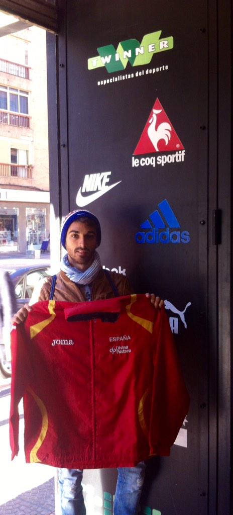 Rt o Fav. Entra en el sorteo de este chubasquero de la Selección Española de Atletismo (Hasta 8/Feb) @twinnercaceres