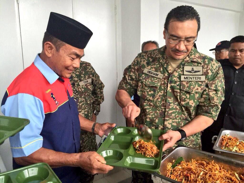 HishammuddinH2O's tweet photo. Jasa mu di kenang “@TyraMustafa: Seorang menteri yg hormat & menghargai jasa tentera veteran 👍👍 @syafikns #TwtupBSKN http://t.co/K9PZMKV09I”