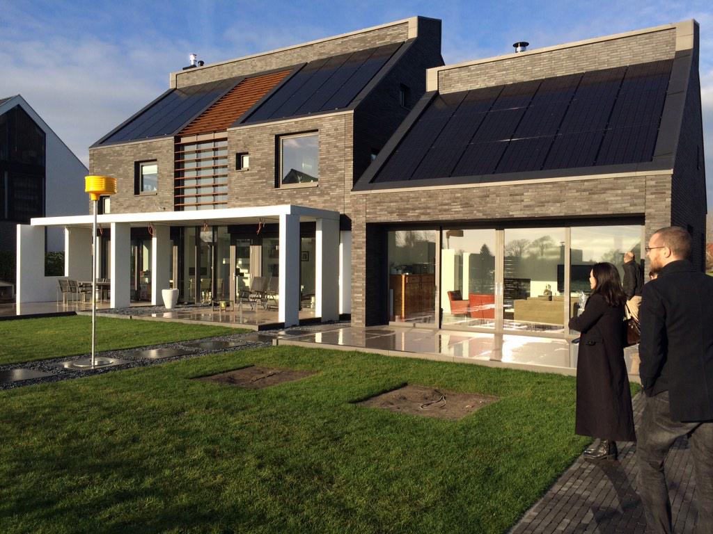 markgraafland's tweet photo. 2e stop #hendrikidoambacht #zelfbouw villa #bureaukroner ; blije opdrachtgever in zijn #droomhuis http://t.co/afIJfzu367