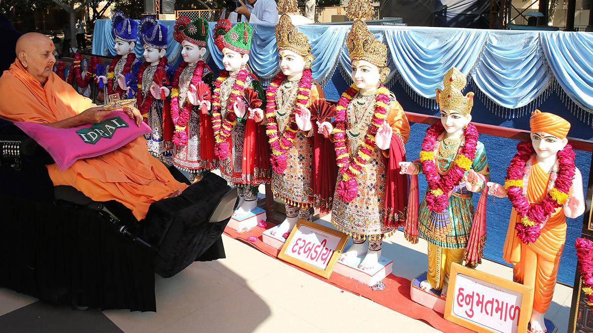 BAPS's tweet photo. Video Added: Guruhari Darshan 3 Jan 2014, Sarangpur, India http://t.co/CtuXDyhtjk http://t.co/mWm5krQIaf
