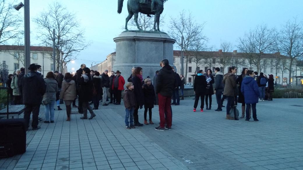 acvenant's tweet photo. Soutien aux victimes de Charlie hebdo # La Roche-sur-Yon # place Napoléon http://t.co/CQa7vkE6nZ