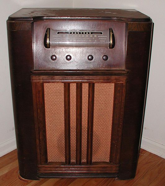Edunesia_ID's tweet photo. Picture of a Truetone brand old-fashioned radio http://t.co/WZ6oJqPMtN