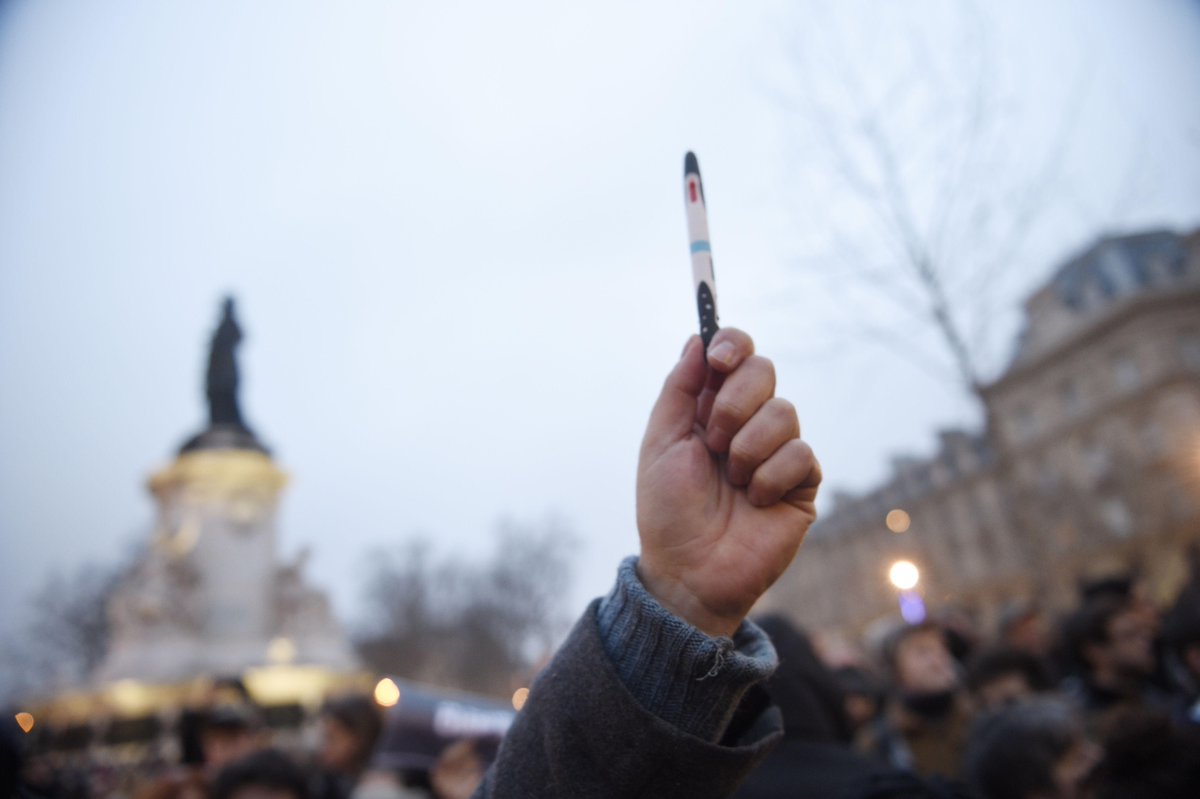 demorgen's tweet image. LIVE - Potloden en pennen massaal in de lucht in Parijs als steunbetoging  #CharlieHebdo demorgen.be/buitenland/liv…