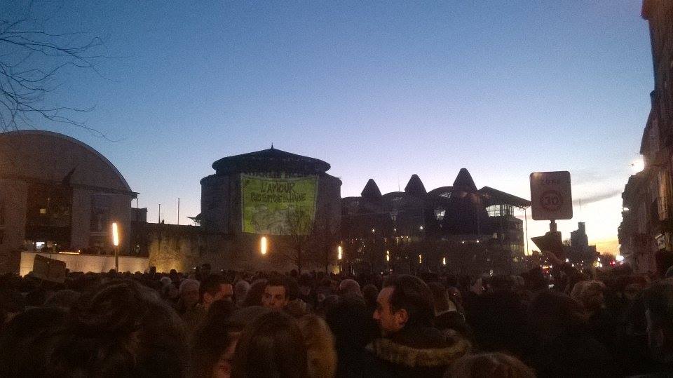 MaouiS's tweet photo. Rassemblement à Bordeaux en hommage à #CharlieHebdo "L'amour plus fort que la haine" http://t.co/0ahCr332aT