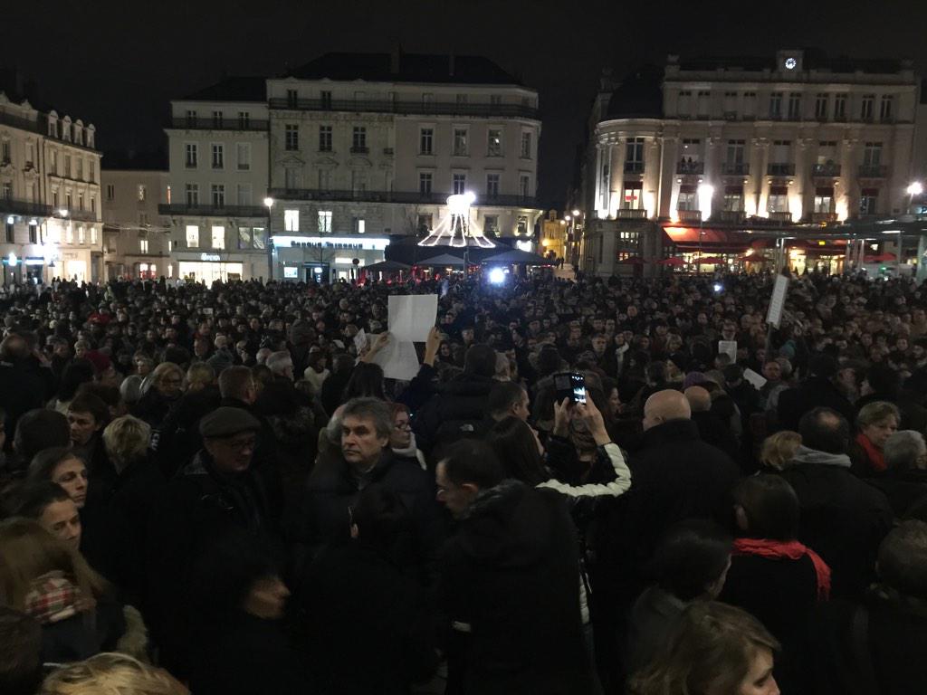 courrierouest's tweet photo. #charlieangers la foule reste, les discussions sont nombreuses http://t.co/JUwZfVIYEw