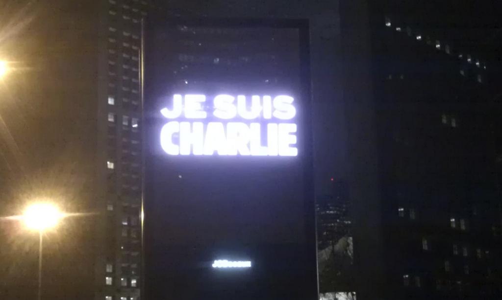 dcouvrirensmble's tweet image. Les panneaux publicitaires Jcdecaux à la défense. #CharlieHebdo #JeSuisCharlie