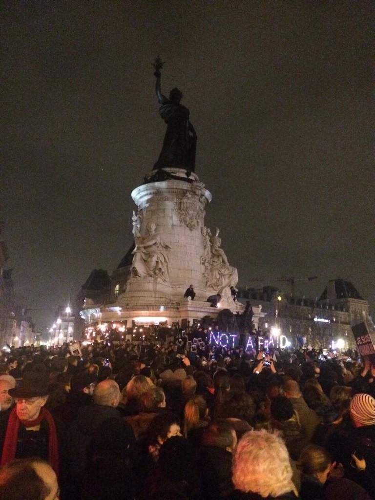 ThomDestouches's tweet photo. Putain ce que c'est émouvant... #notafraid #JeSuisCharlie #republique http://t.co/OJZK6SoGY2