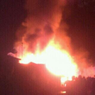 BPKPANGERANMUDA's tweet photo. Kebakaran Di Jl.Kelayan B Psr Baimbai Banjarmasin Berkobar Hebat #PM http://t.co/cii5v0s8SQ