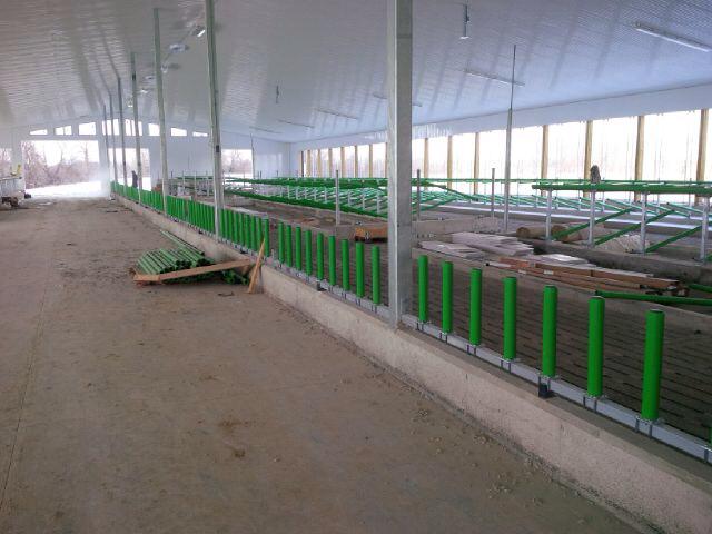 iBarnInc's tweet photo. Flexible Feed Fence by @CowWelfare being installed in a new dairy barn built by @PostFarm http://t.co/jt83tSIJvE